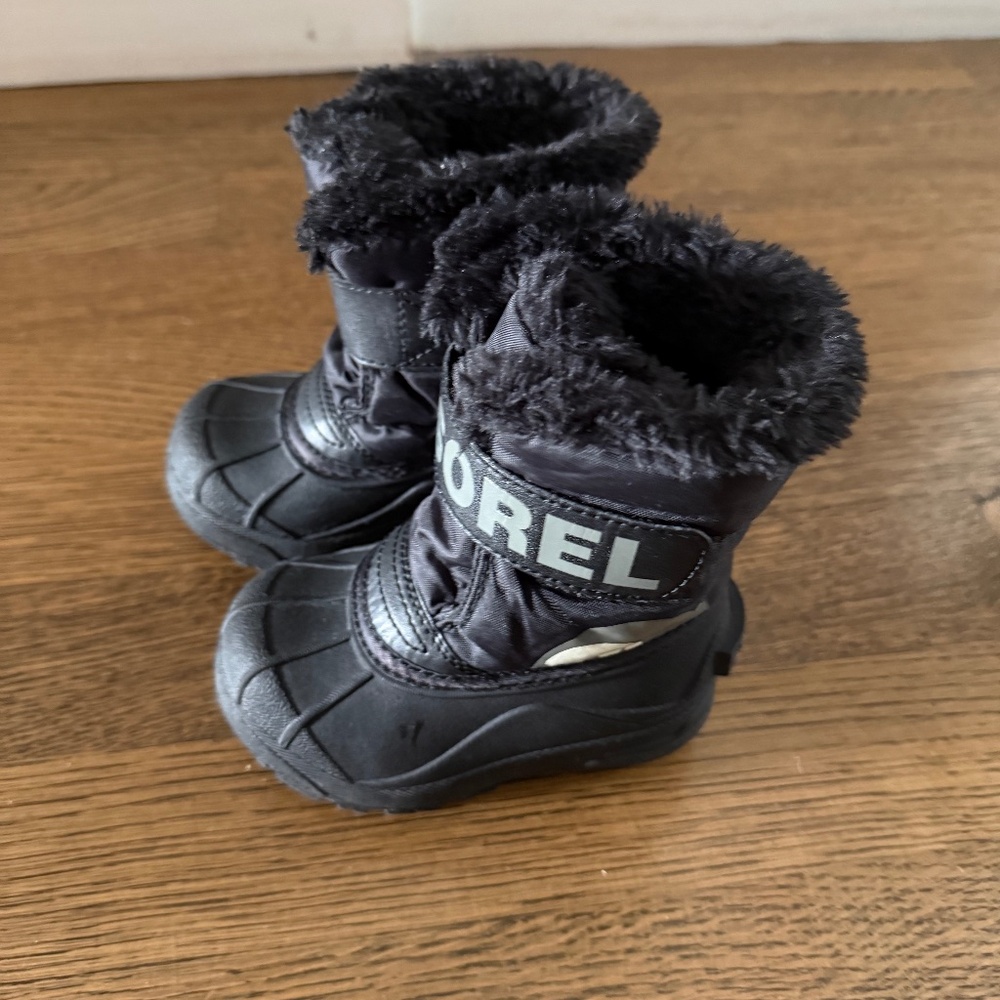 Sorel winter snow boots/ excellent condition/ size 7 toddler